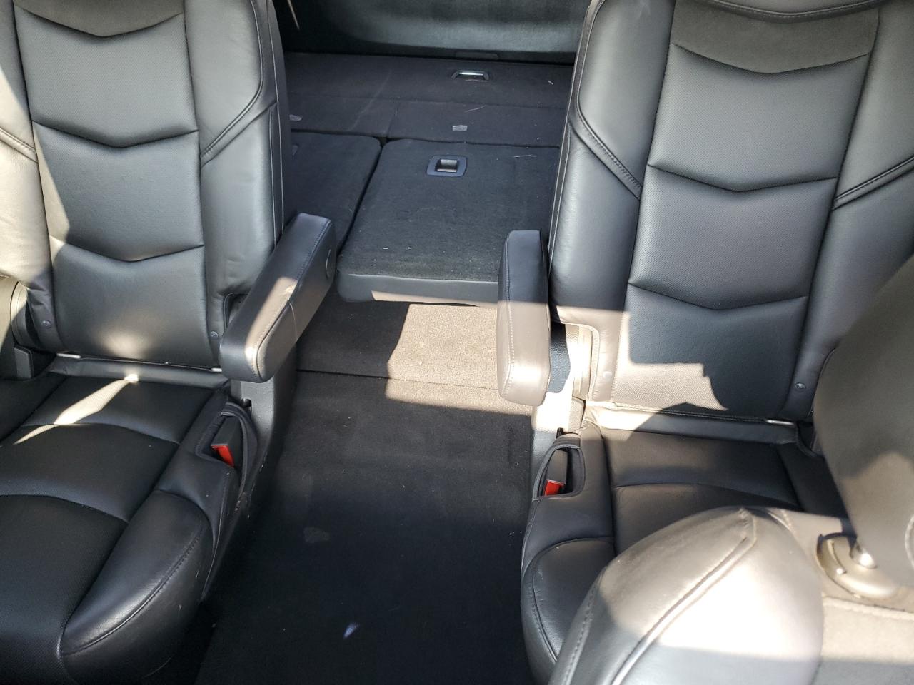 2018 Cadillac Escalade Premium Luxury VIN: 1GYS4CKJ0JR402760 Lot: 64000075