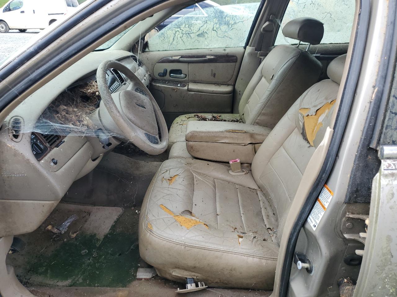 2000 Lincoln Town Car Signature VIN: 1LNHM82W7YY799923 Lot: 65882375