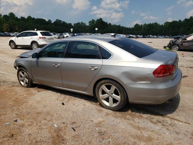 Sedans VOLKSWAGEN PASSAT 2013 Srebrny