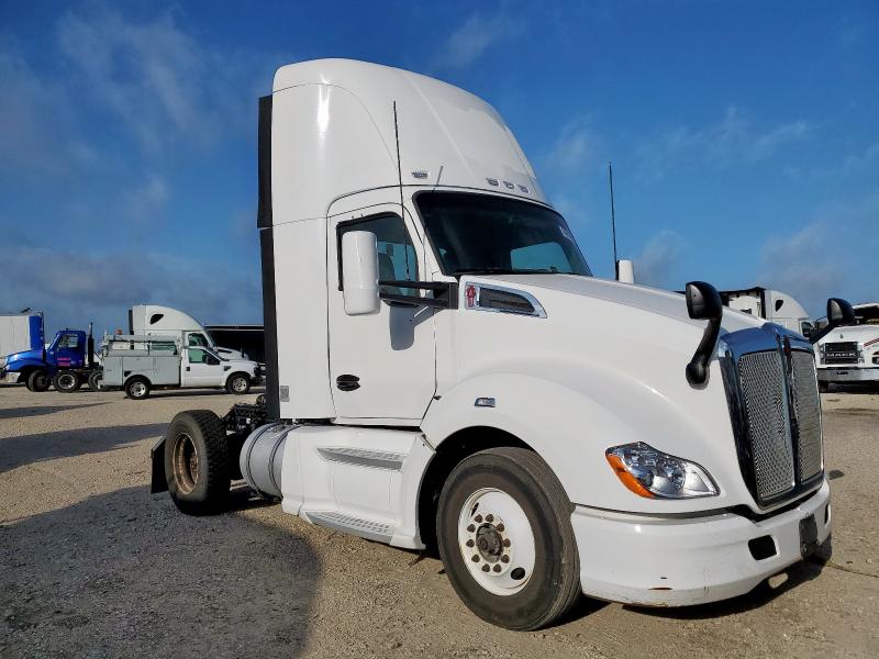 2015 Kenworth T680 Semi Truck