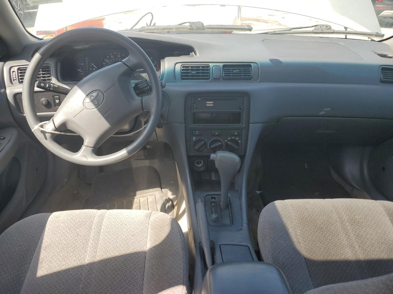 2001 Toyota Camry Le VIN: 4T1BF22K81U127618 Lot: 65903205