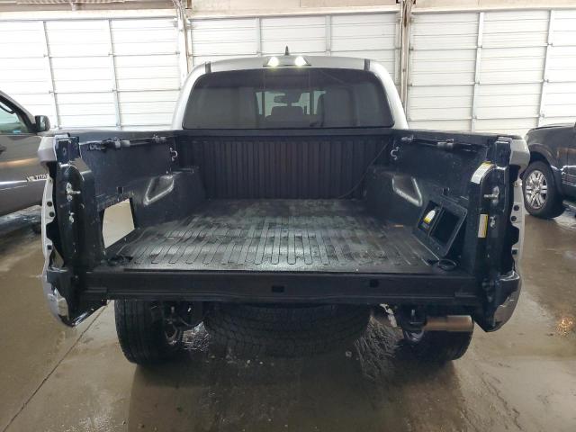  TOYOTA TACOMA 2018 Srebrny