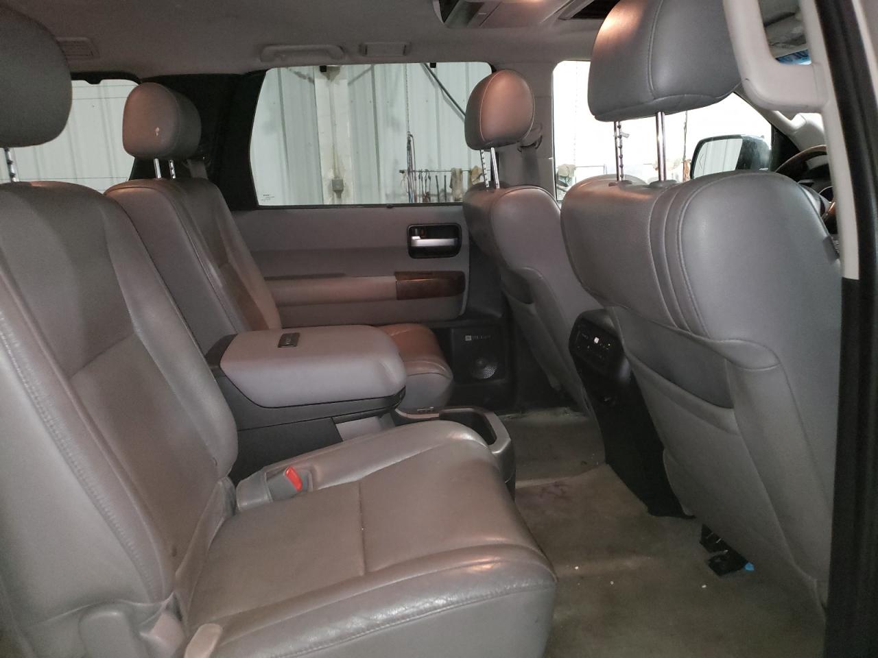 2010 Toyota Sequoia Platinum VIN: 5TDDY5G16AS031001 Lot: 63302025