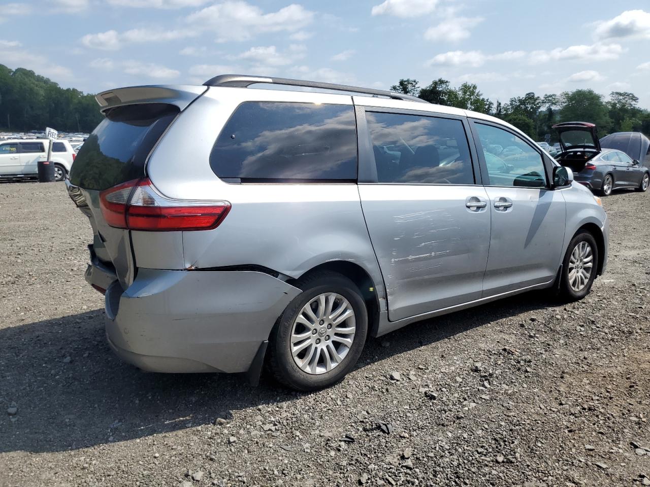 2015 Toyota Sienna Xle VIN: 5TDYK3DC3FS660431 Lot: 65463985