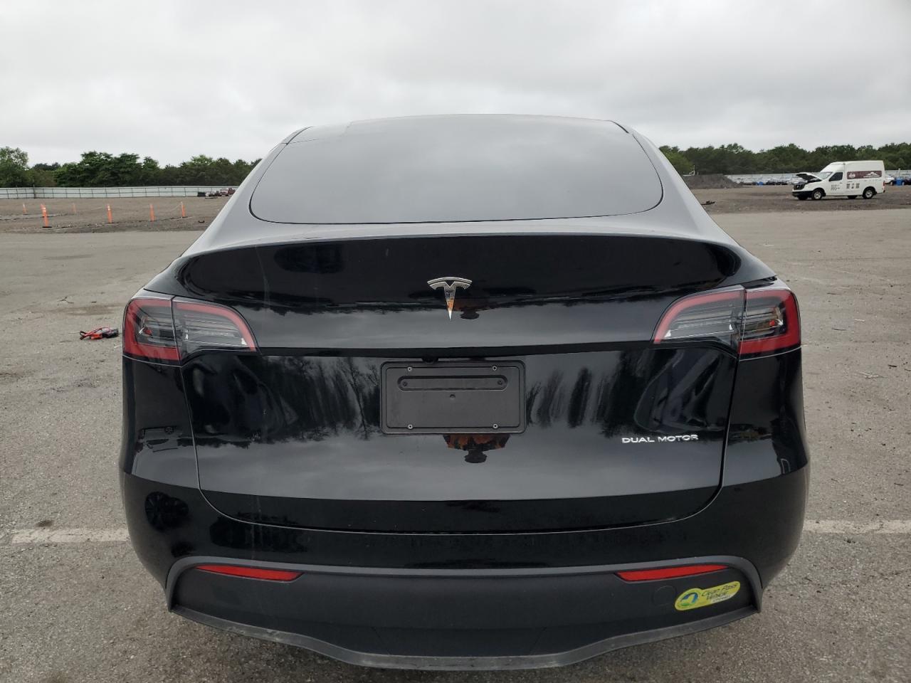 2024 Tesla Model Y VIN: 7SAYGDEE4RF198027 Lot: 64008945