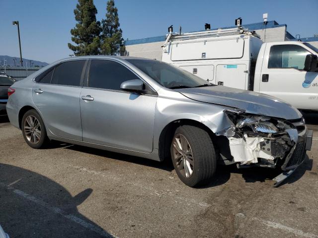 Sedans TOYOTA CAMRY 2015 Srebrny