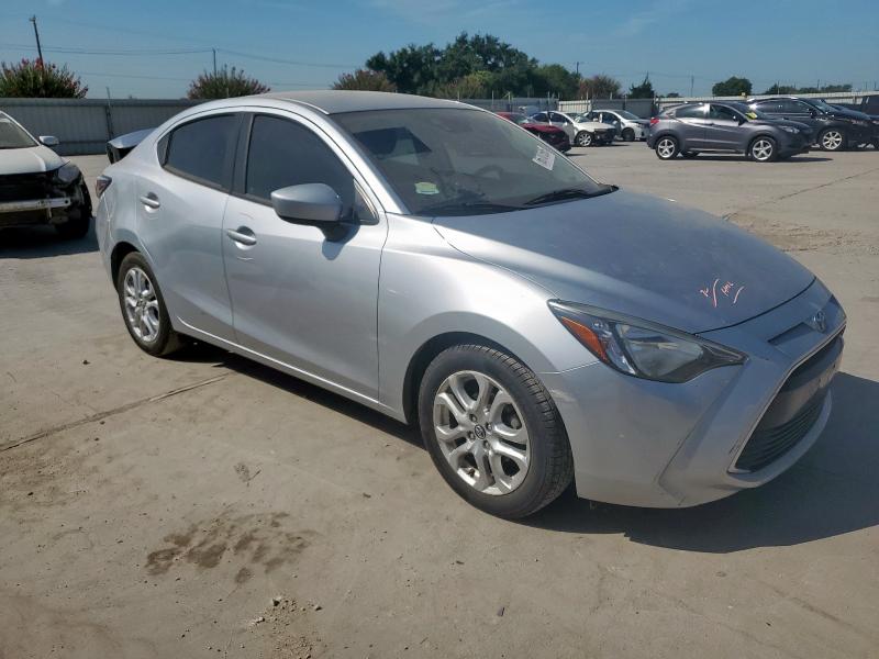  TOYOTA YARIS 2018 Srebrny
