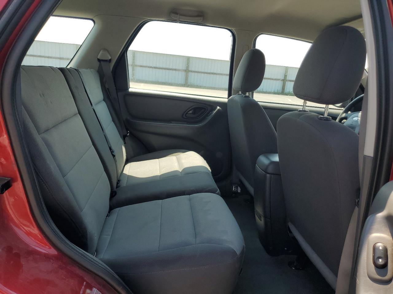 2005 Ford Escape Xls VIN: 1FMYU92Z35KB08403 Lot: 64700105
