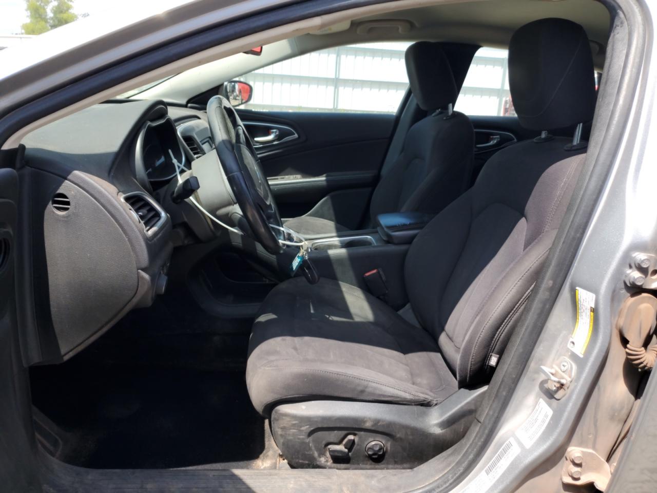 2015 Chrysler 200 Limited VIN: 1C3CCCAB1FN605828 Lot: 63738145