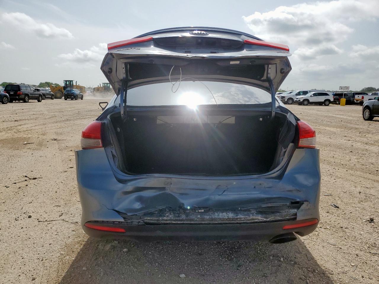 2018 Kia Forte Lx VIN: 3KPFL4A74JE195372 Lot: 63115585