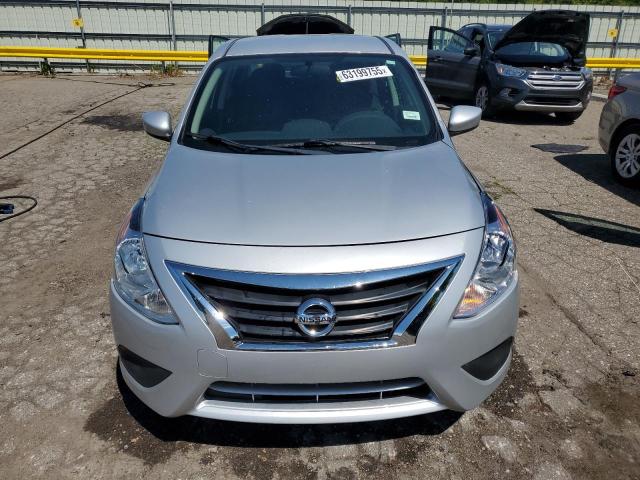  NISSAN VERSA 2018 Srebrny