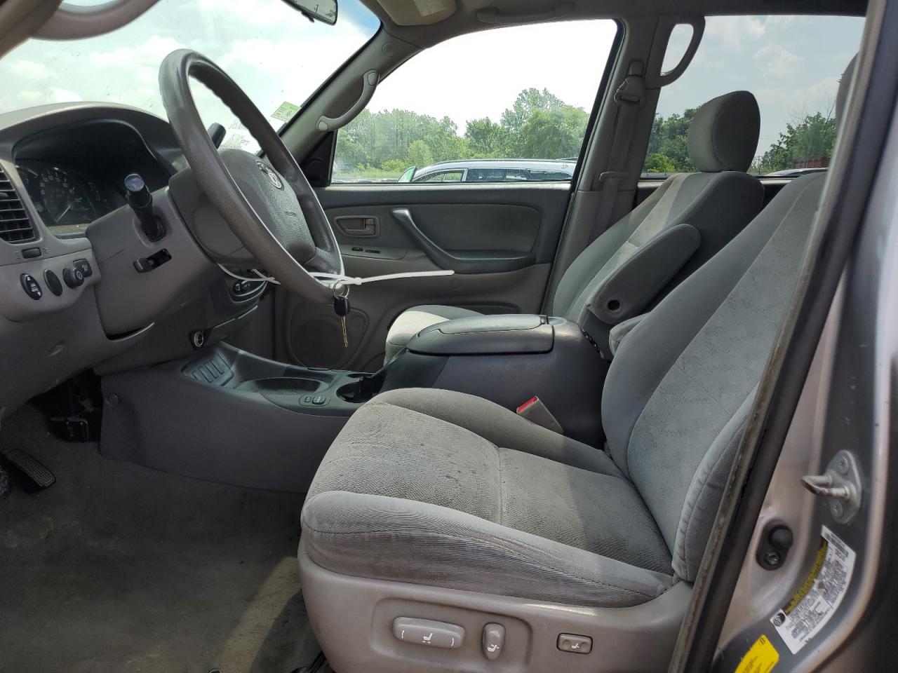 2005 Toyota Sequoia Sr5 VIN: 5TDBT44A05S246660 Lot: 64691445