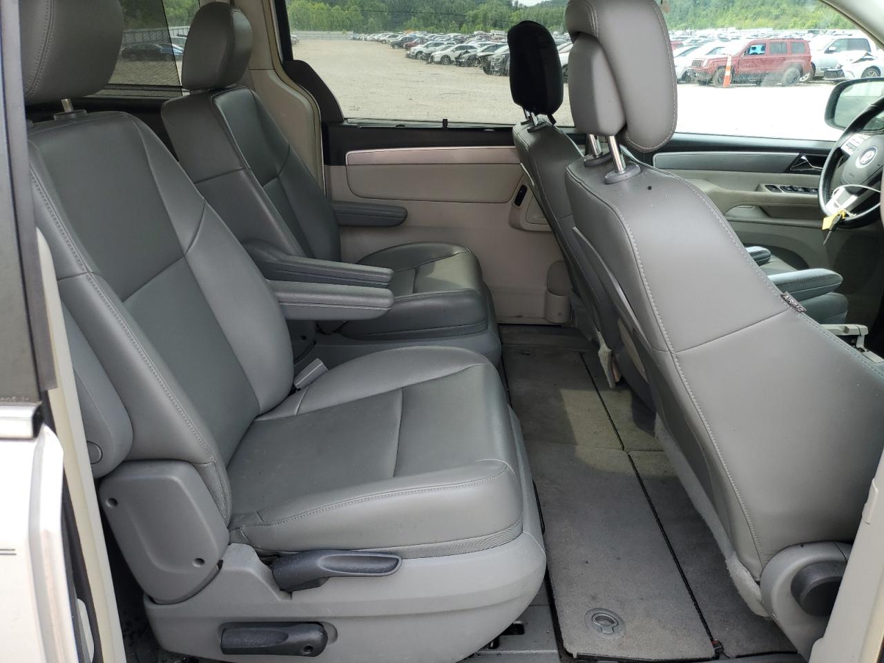 2011 Volkswagen Routan Se VIN: 2V4RW3DG8BR624111 Lot: 63447905
