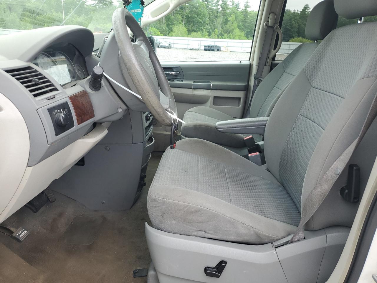 2010 Chrysler Town & Country Lx VIN: 2A4RR2D13AR381405 Lot: 64817935