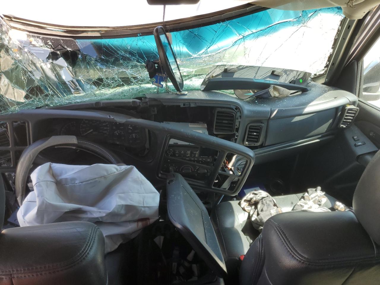 2000 Chevrolet Silverado C1500 VIN: 2GCEC19T2Y1389742 Lot: 64761895