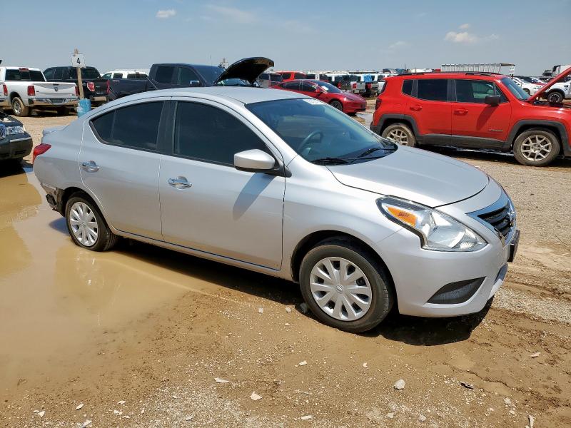  NISSAN VERSA 2018 Srebrny