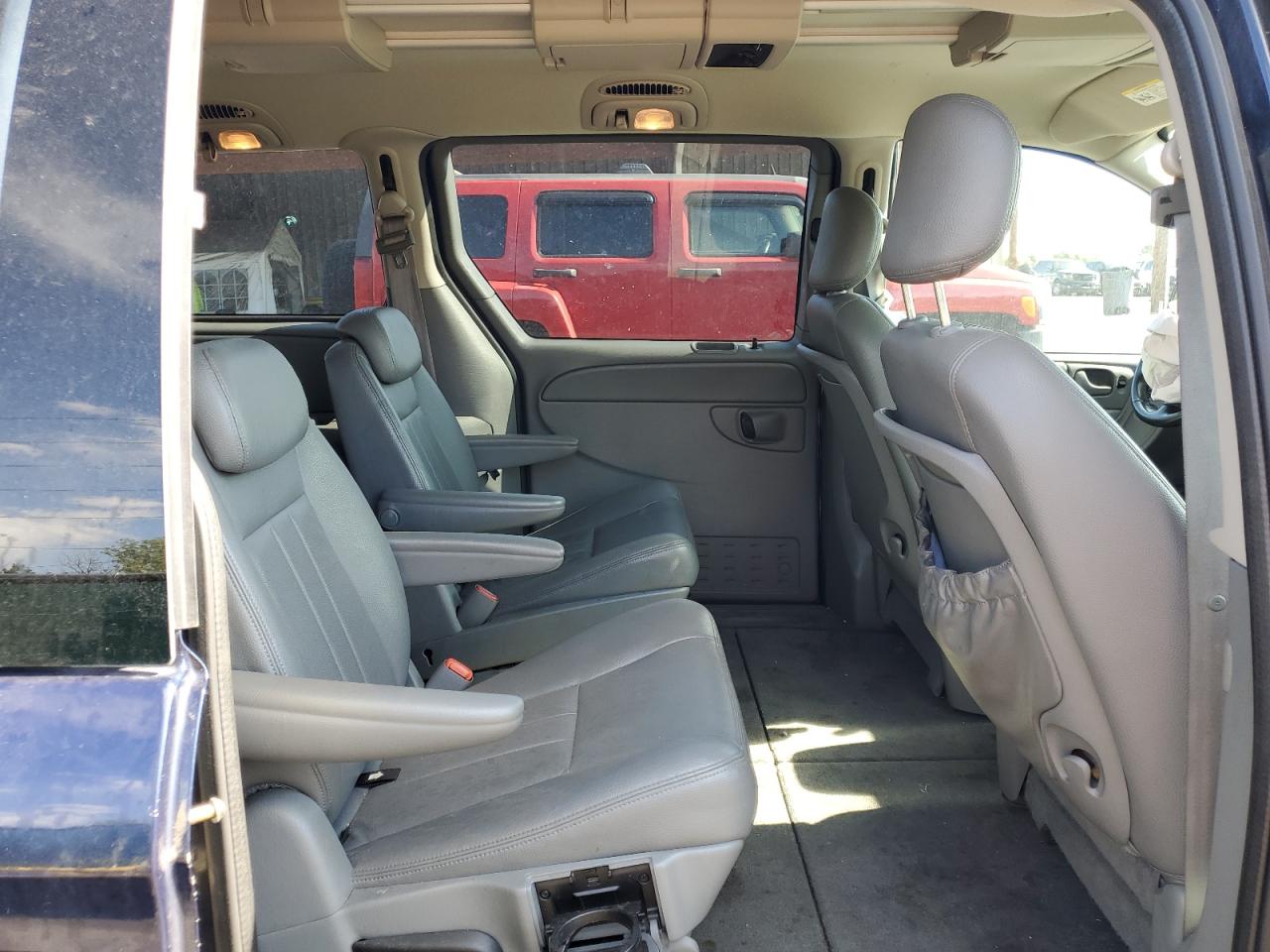 2005 Chrysler Town & Country Touring VIN: 2C4GP54L15R209174 Lot: 63710125