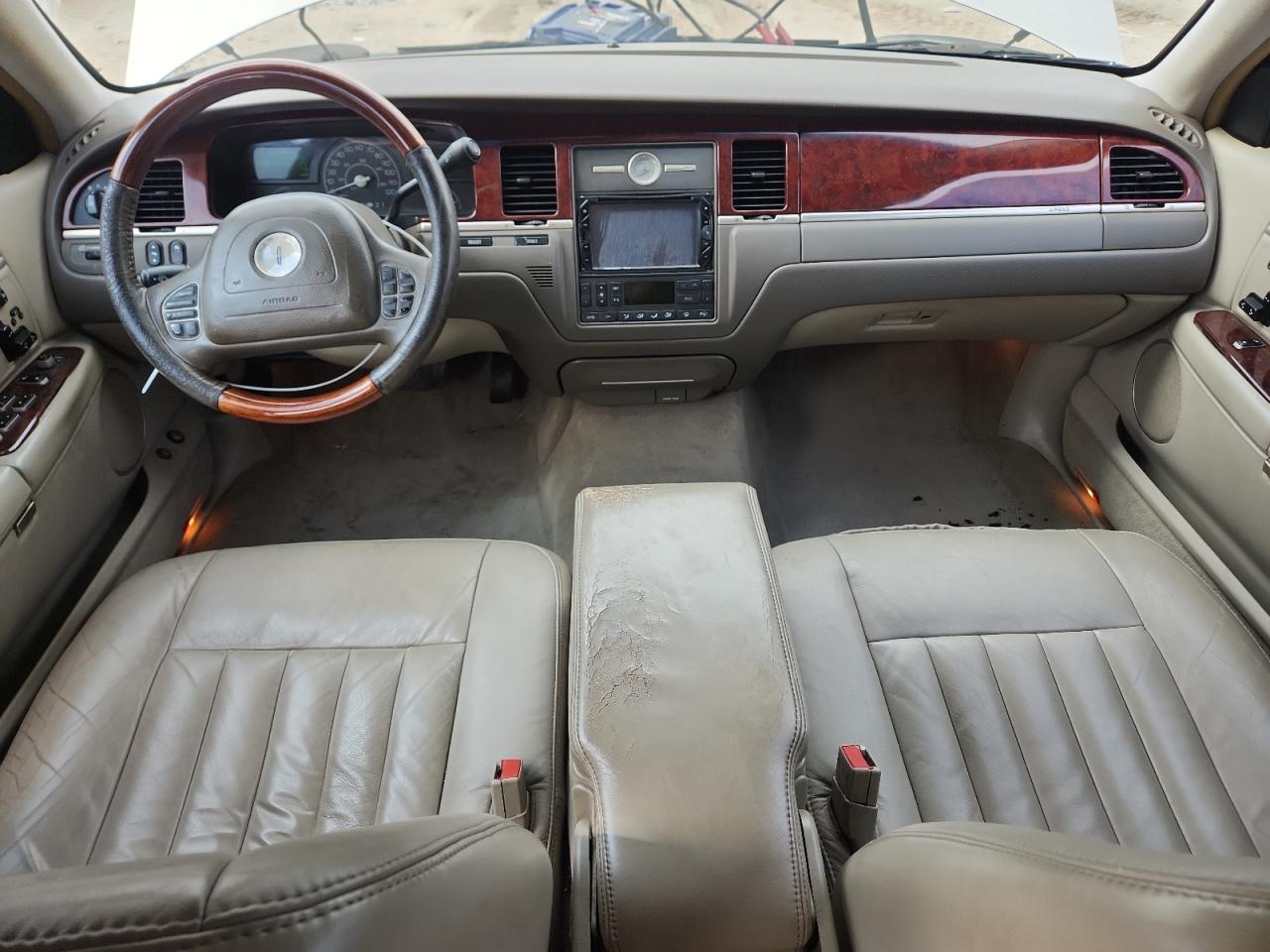 2003 Lincoln Town Car Signature VIN: 1LNHM82W43Y636008 Lot: 64011125
