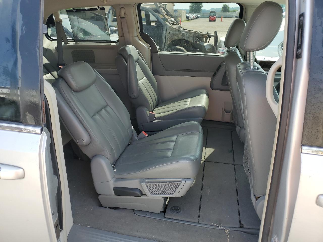 2010 Chrysler Town & Country Touring VIN: 2A4RR5D10AR162077 Lot: 63981245