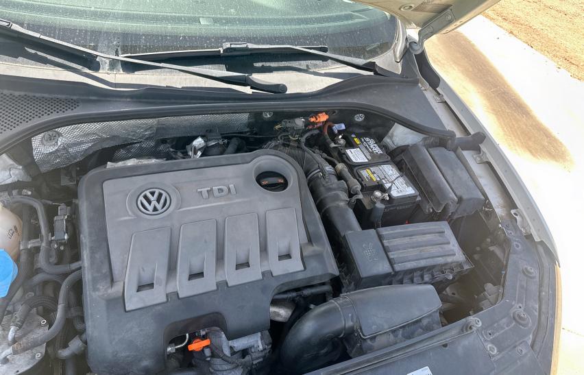 Седаны VOLKSWAGEN PASSAT 2012 Белы