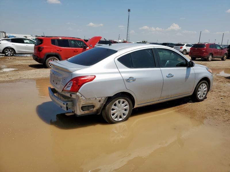  NISSAN VERSA 2018 Srebrny