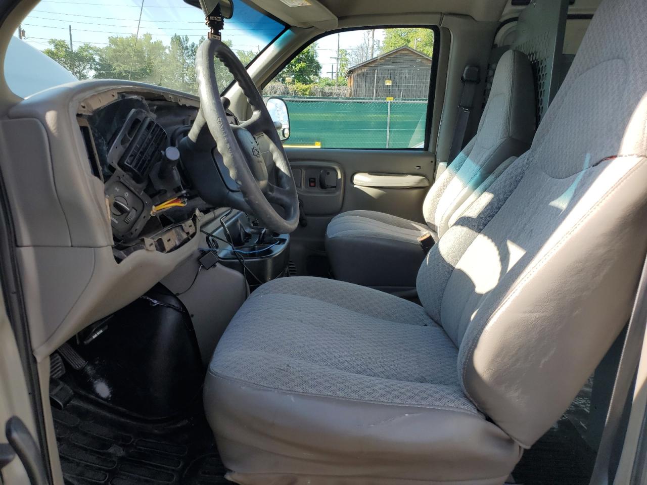2001 Chev Express G2500 VIN: 1GCFG25R111245457 Lot: 64112635