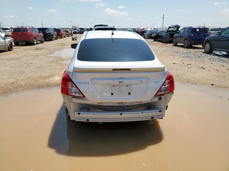  NISSAN VERSA 2018 Srebrny