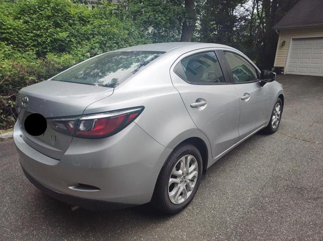  TOYOTA YARIS 2018 Srebrny