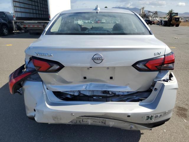  NISSAN VERSA 2024 Srebrny