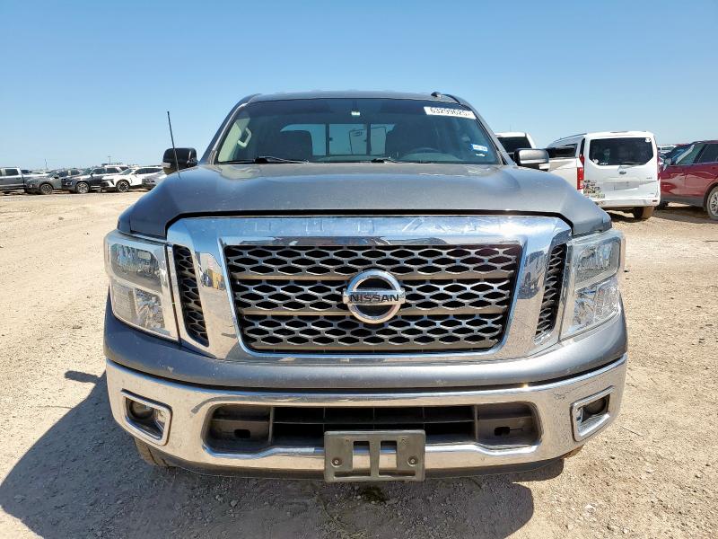  NISSAN TITAN 2018 Srebrny