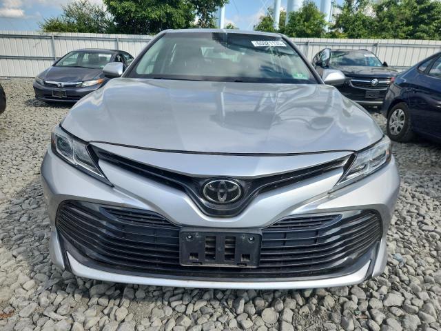  TOYOTA CAMRY 2018 Srebrny