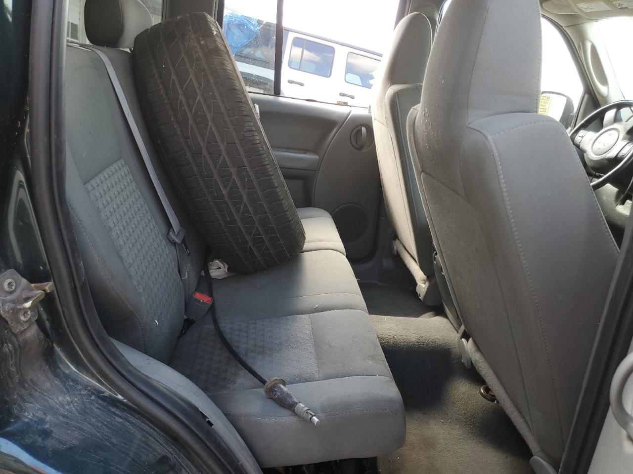 2005 Jeep Liberty Sport VIN: 1J4GL48K95W717157 Lot: 65374295