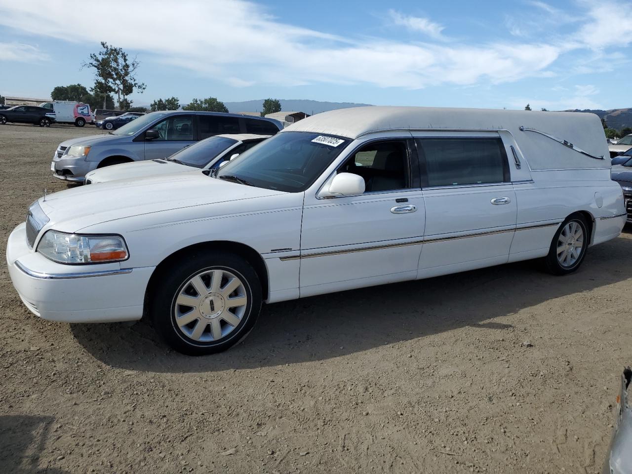 2005 Lincoln Town Car Executive white null gas 1LJFM88W15Y649849 photo #1