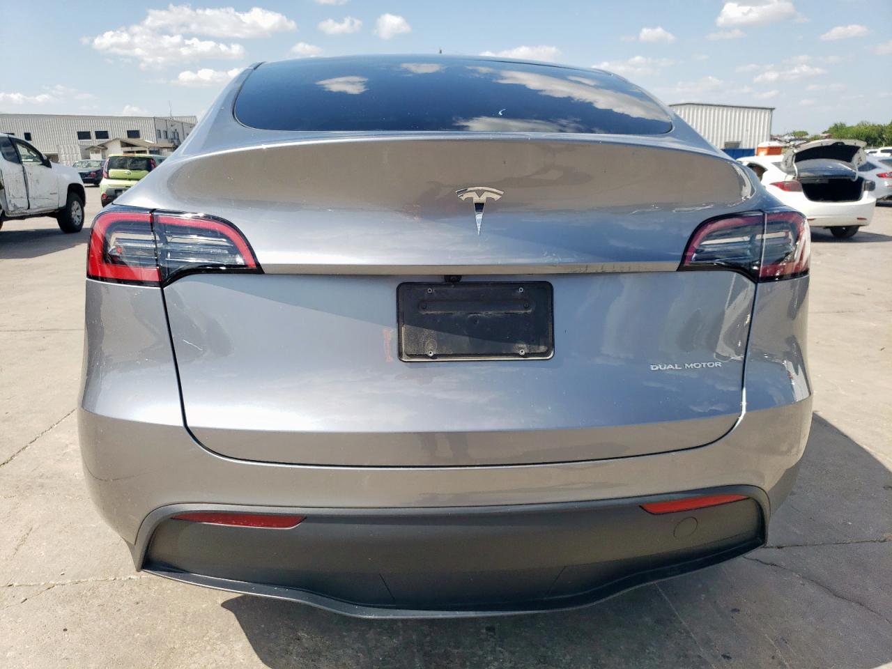 2024 Tesla Model Y VIN: 7SAYGDEE8RA299343 Lot: 65370225