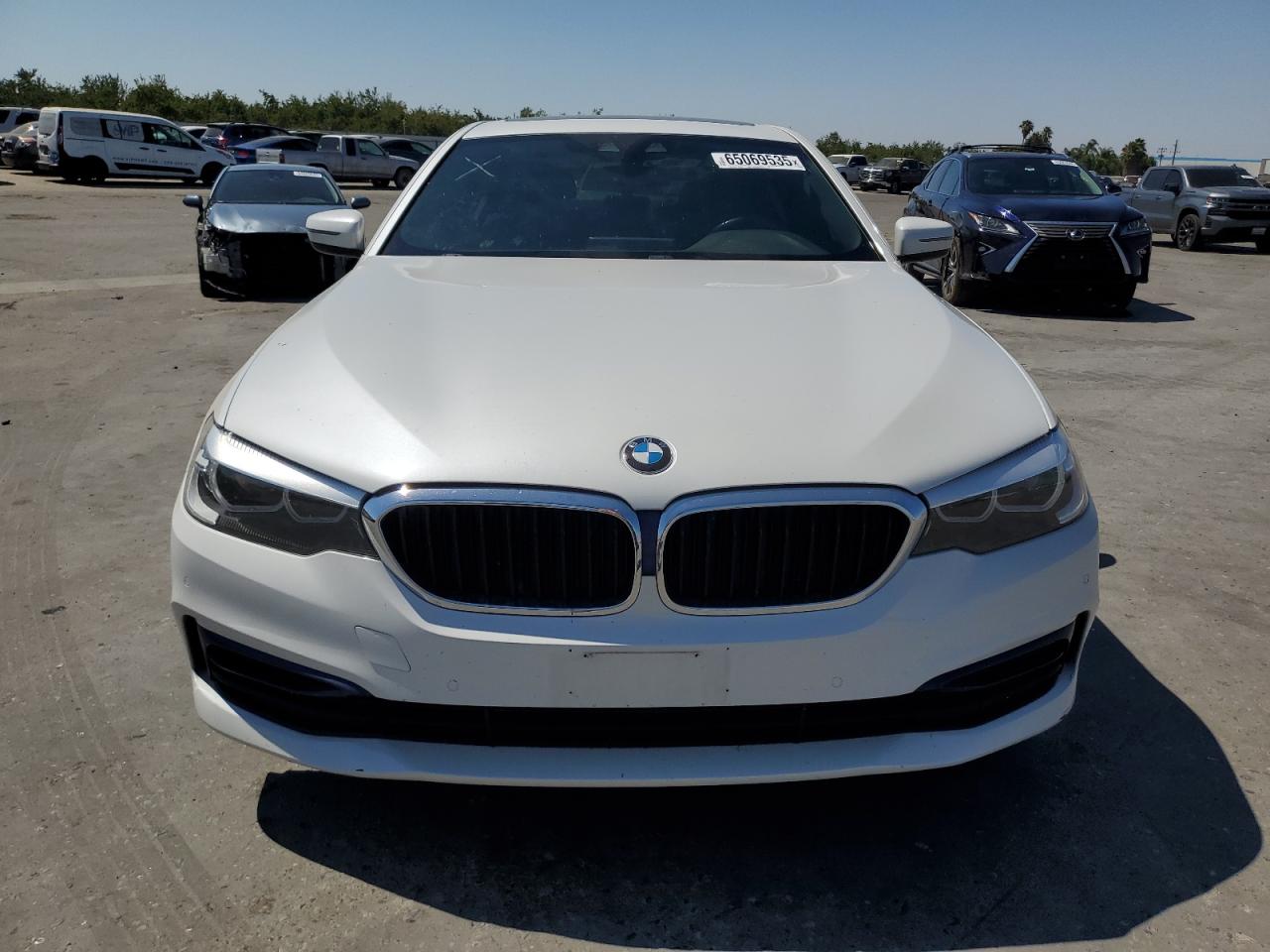 Фото: WBAJA5C53KBX87620