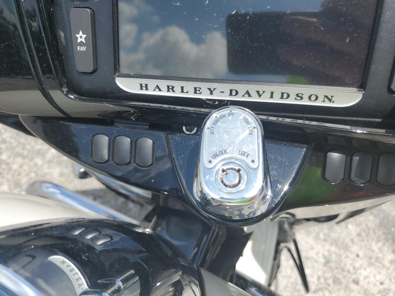 2015 Harley-Davidson Flhxs Street Glide Special VIN: 1HD1KRM12FB702838 Lot: 65557175