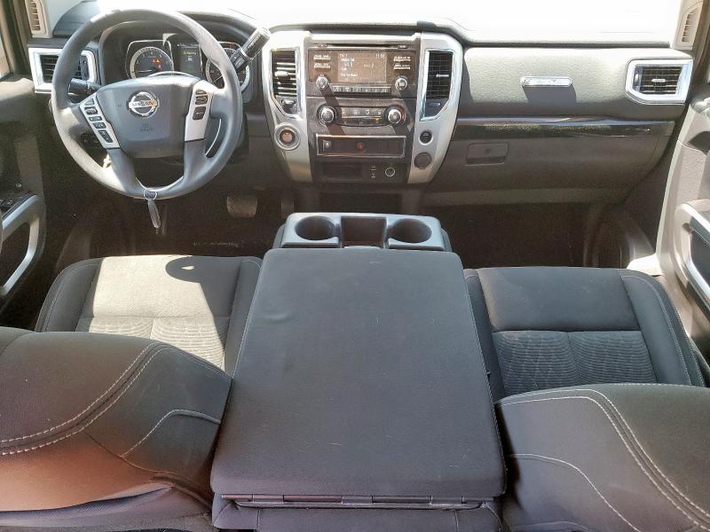  NISSAN TITAN 2018 Srebrny