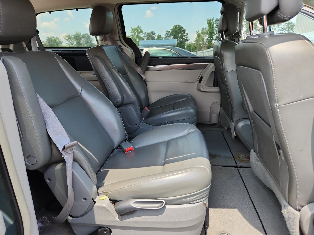 2010 Volkswagen Routan Se VIN: 2V4RW3D11AR325215 Lot: 63534525