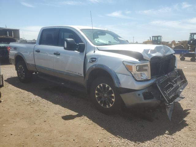  NISSAN TITAN 2018 Srebrny