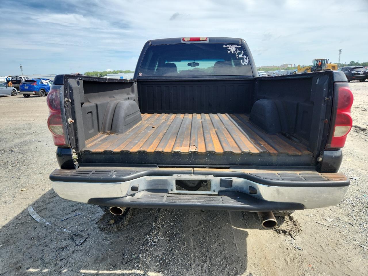 2004 Chevrolet Silverado K2500 Heavy Duty VIN: 1GCHK23U24F208911 Lot: 63163025