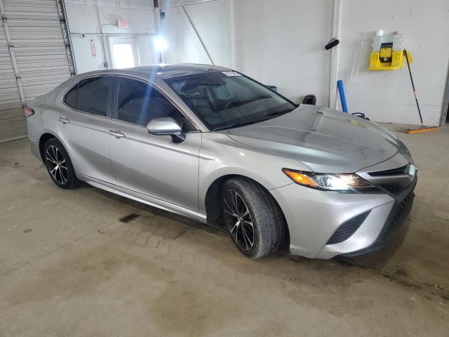  TOYOTA CAMRY 2018 Srebrny