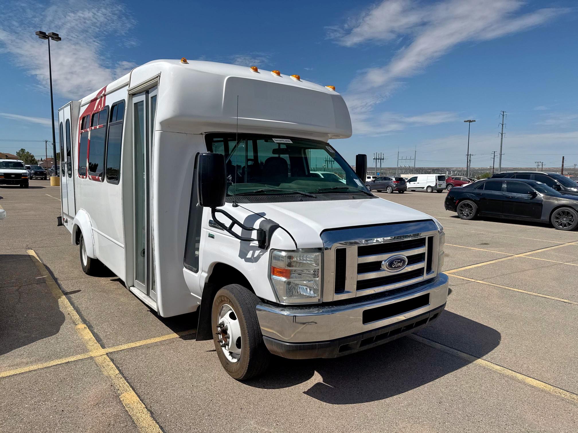 2016 Ford Econoline E350 Super Duty Cutaway Van