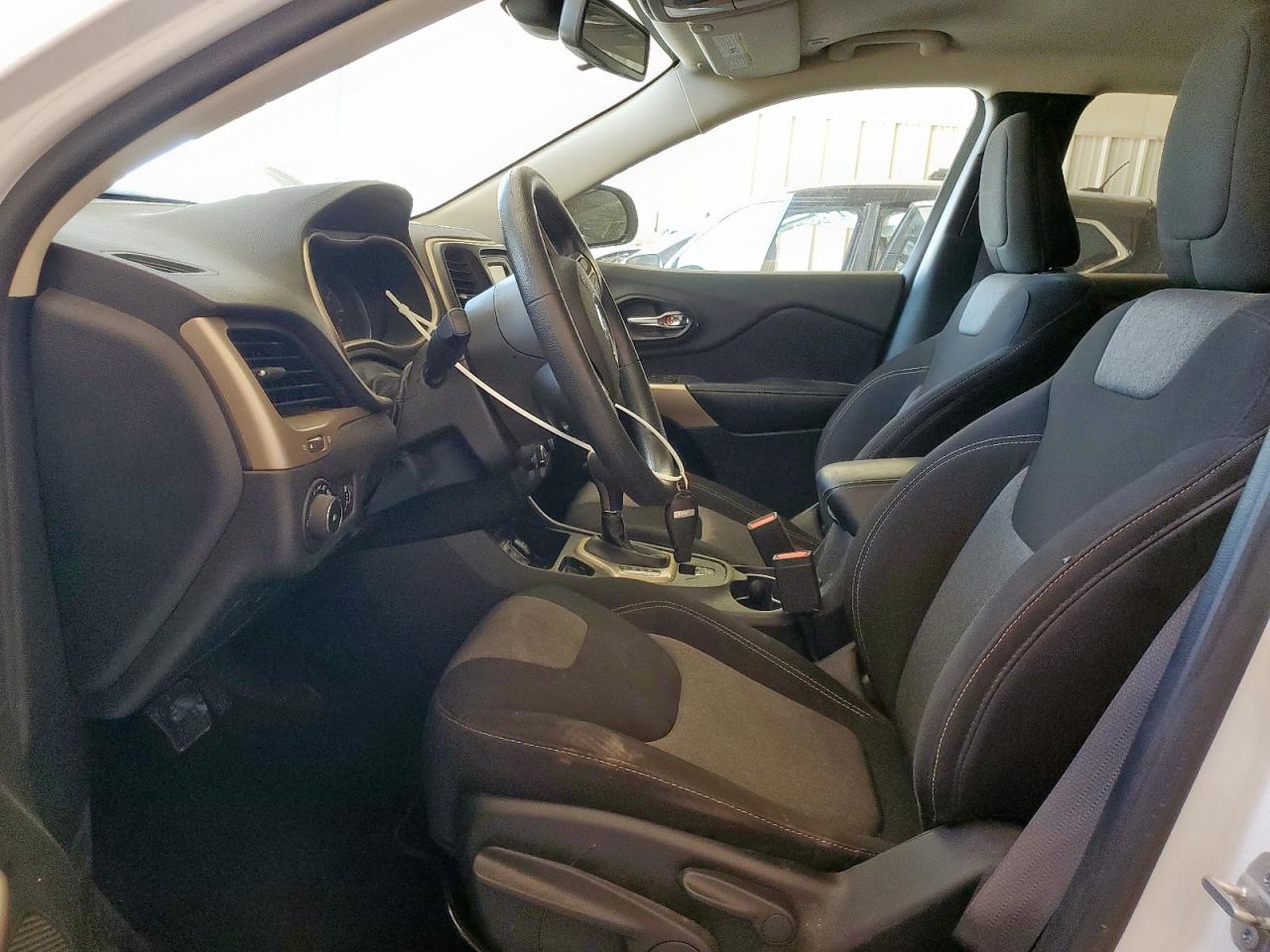 2018 Jeep Cherokee Latitude VIN: 1C4PJLCXXJD523770 Lot: 65296945