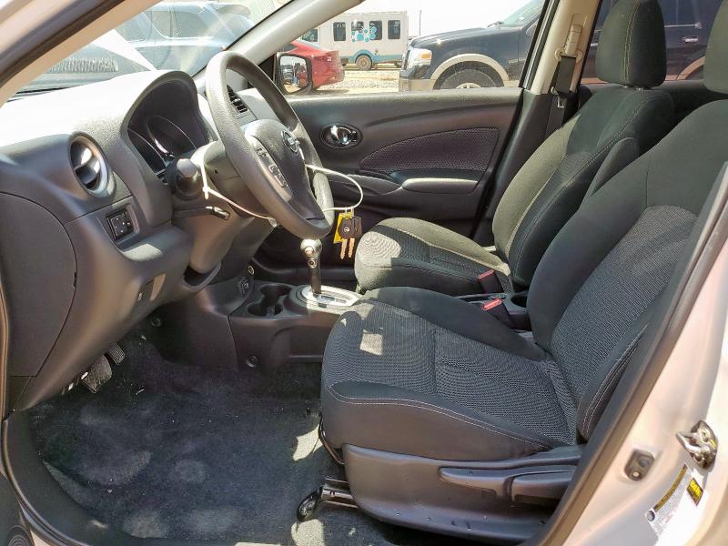  NISSAN VERSA 2018 Srebrny