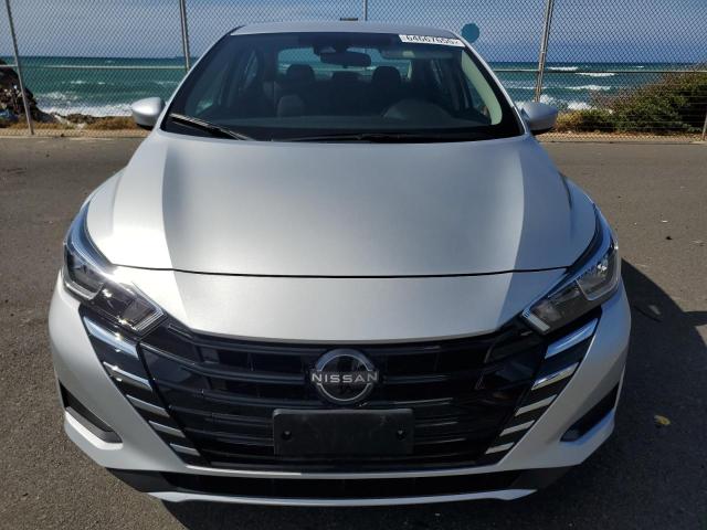 NISSAN VERSA 2024 Srebrny