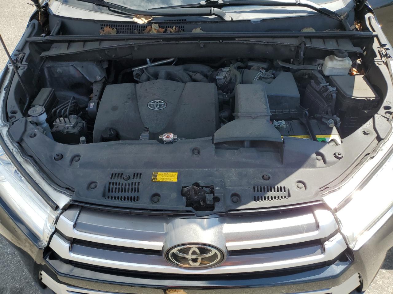 2018 Toyota Highlander Se VIN: 5TDJZRFHXJS871692 Lot: 65020225