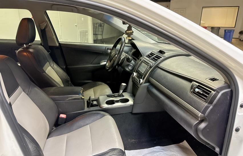 Sedans TOYOTA CAMRY 2012 White