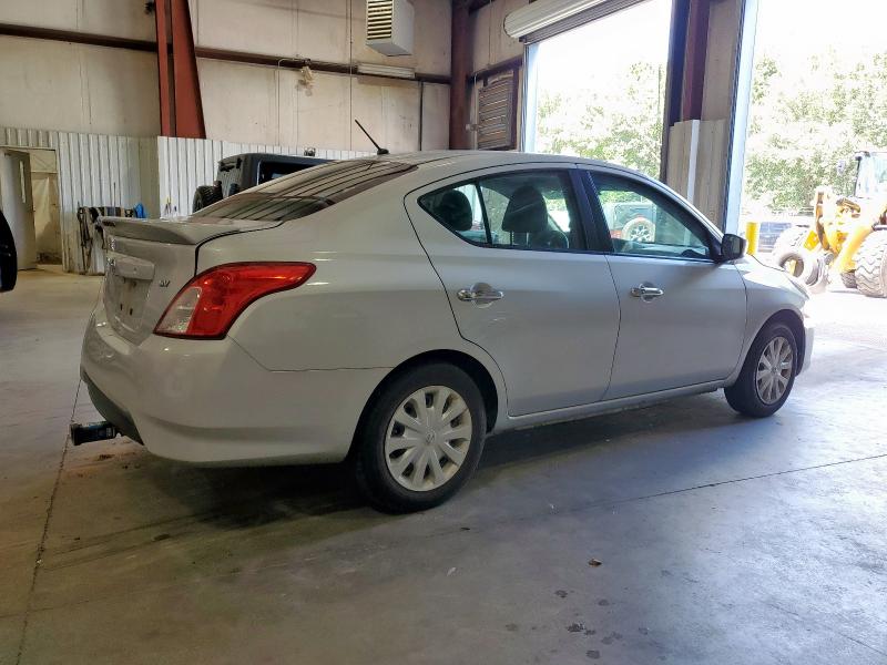  NISSAN VERSA 2018 Srebrny