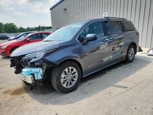 TOYOTA SIENNA XLE 2025