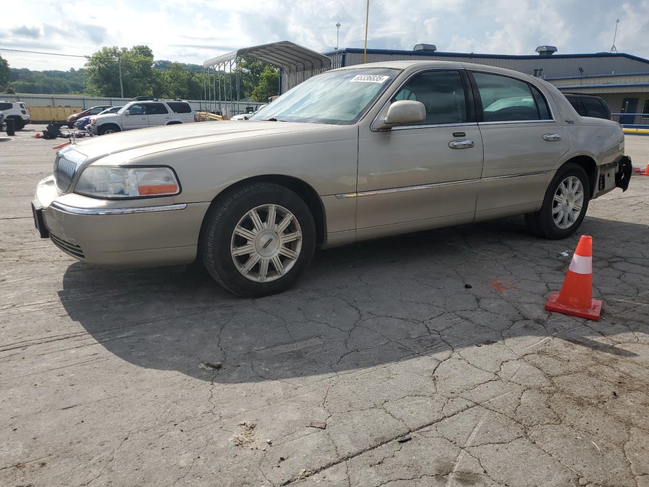 2009 Lincoln Town Car Signature Limited gold sedan flexible 2LNHM82V49X635599 photo #1